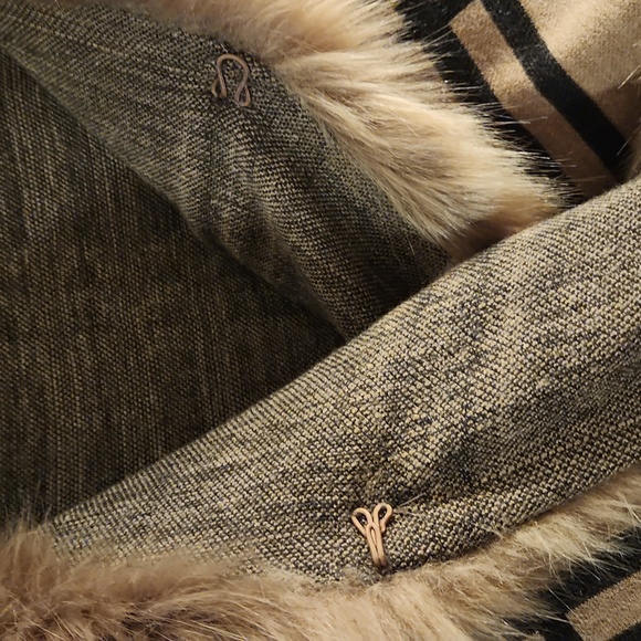 MOSNOVA SHRUGS | Cape - Picture 7 of 9